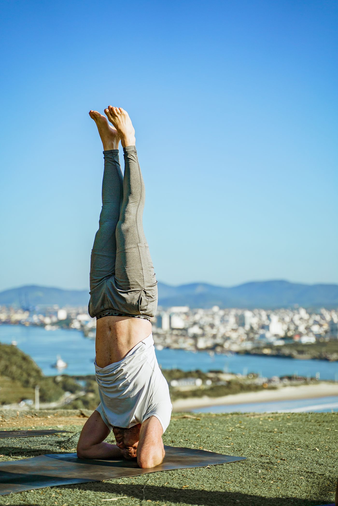 Tập yoga ngoài trời tăng cường sức khỏe
