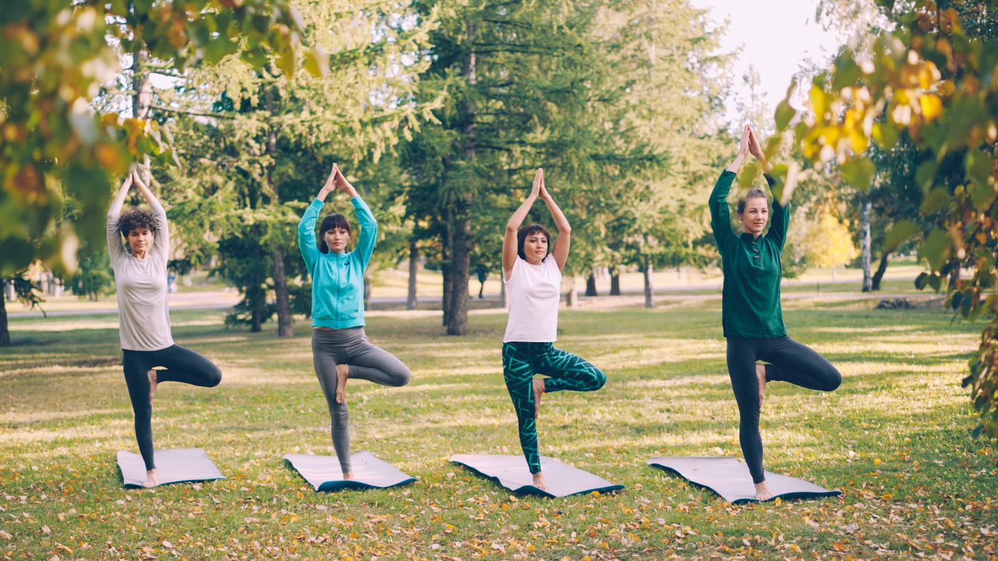 Lớp yoga ngoài trời giúp tăng cường vận động