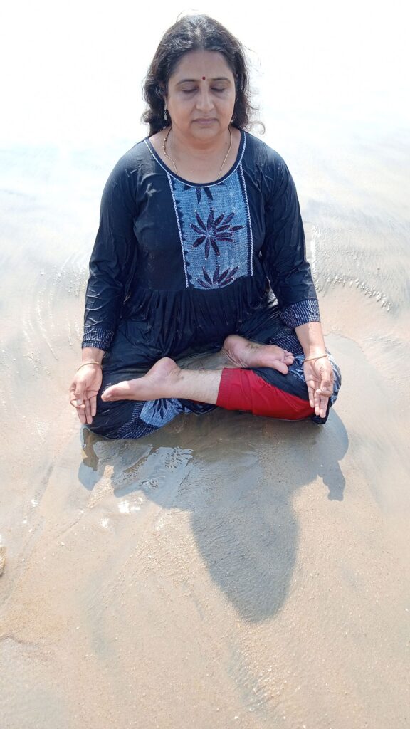 woman_meditate_beach