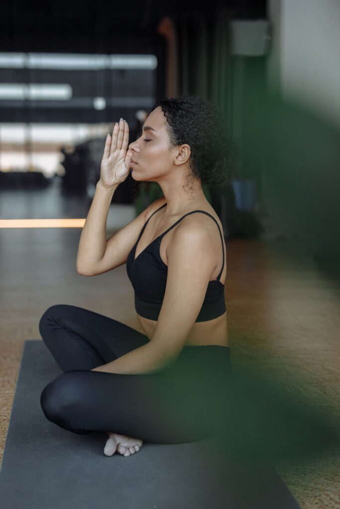 woman_meditate_indoor