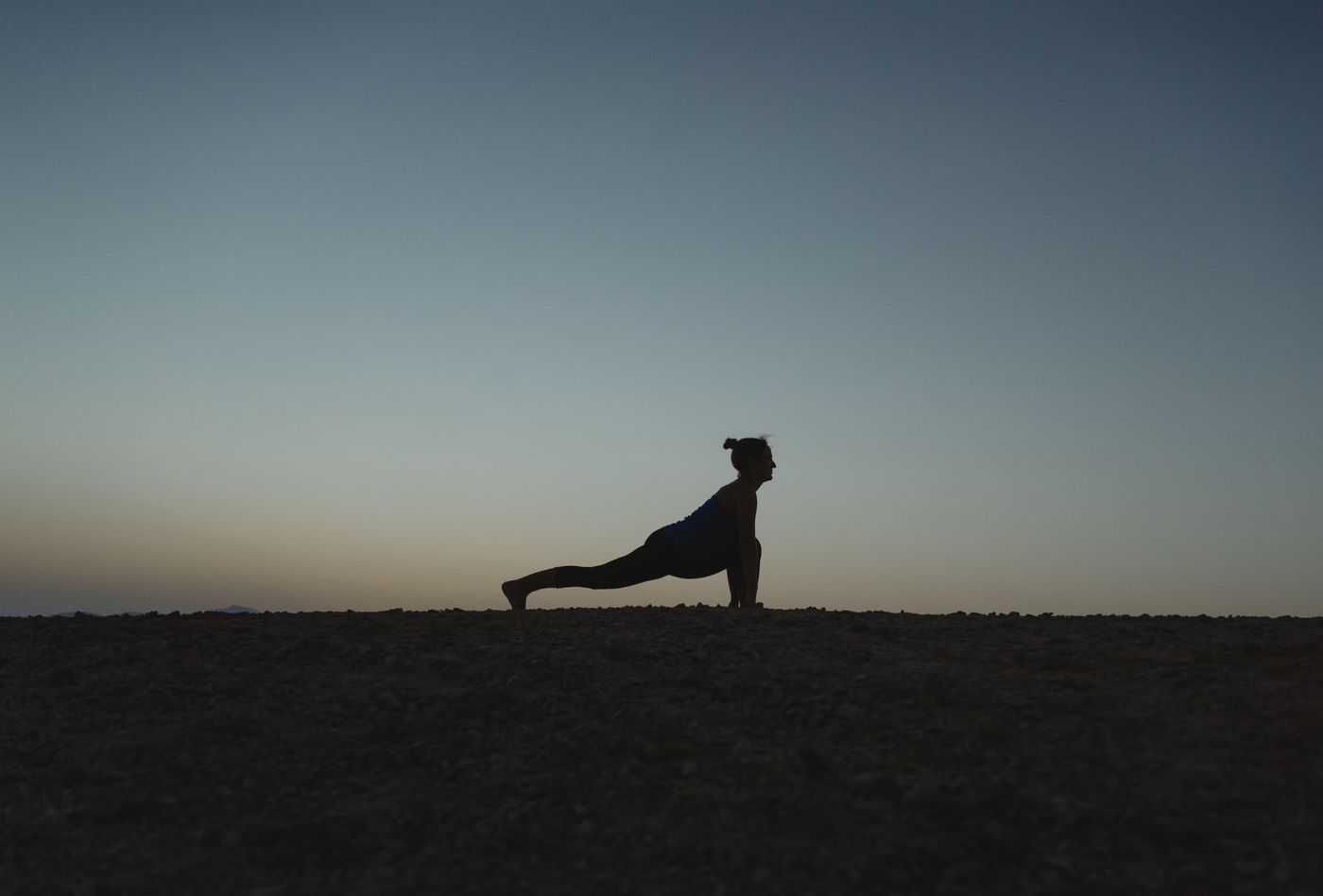 Tập yoga lúc hoàng hôn thư giãn