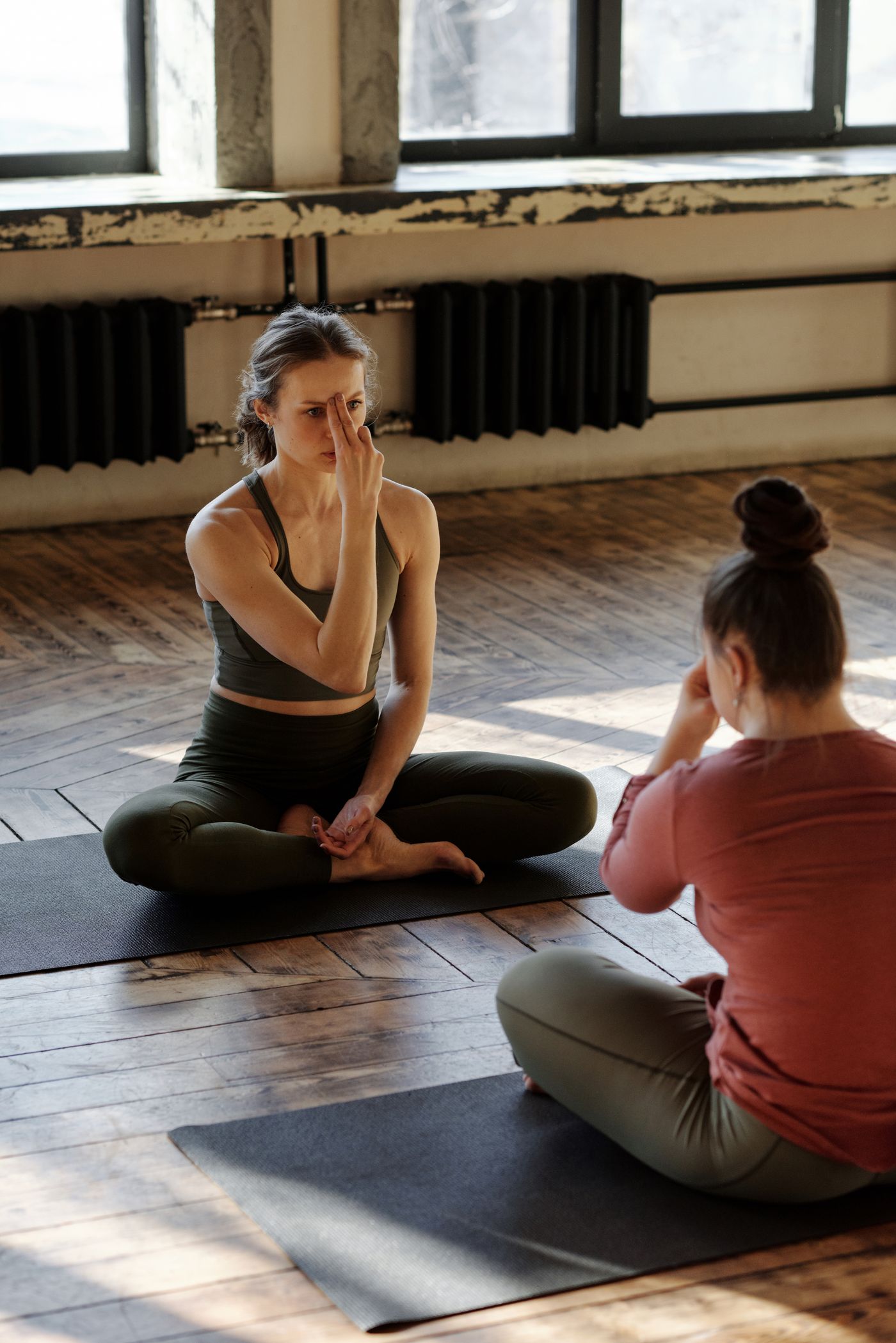 Nhóm phụ nữ tập thiền và yoga
