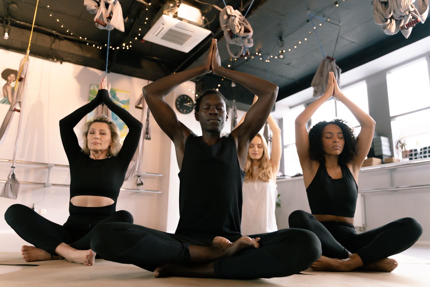 Tập yoga nhóm giúp tăng cường sức khỏe